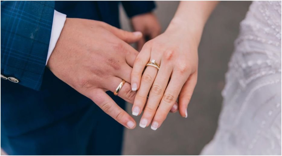 Choosing a Wedding Band: Classic vs. Modern Designs