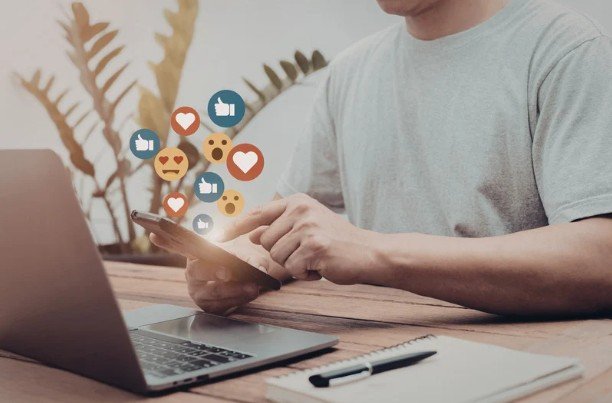 Crafting Aesthetic Social Media Captions