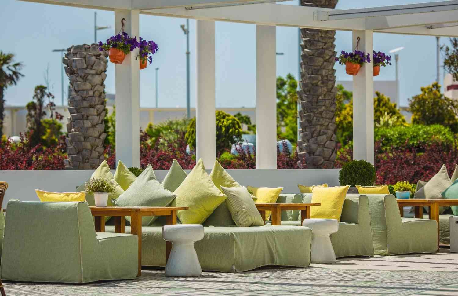 Exterior Design Tips to Attract More Diners